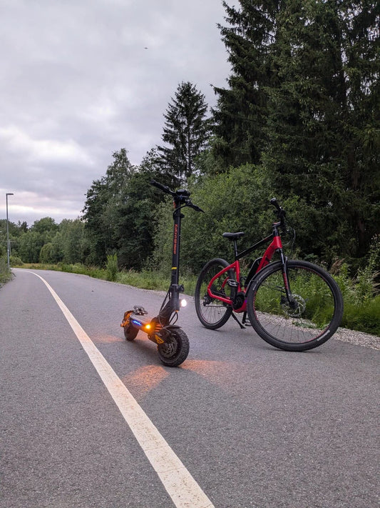 En elpsarkcykel bredvid en elcykel