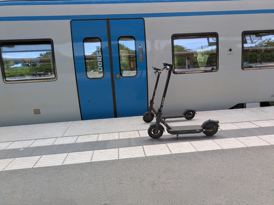 elsparkcykalr vid sl tåg